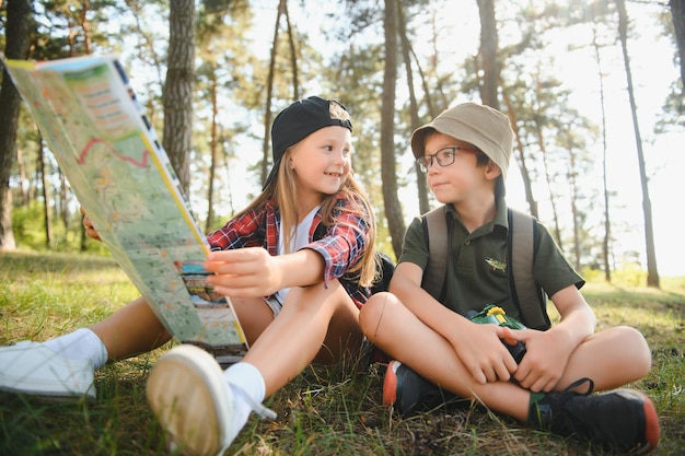 Kinderpfadfinder im Wald