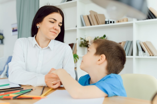 Kinderpsychologe, der kleinen Jungen besucht