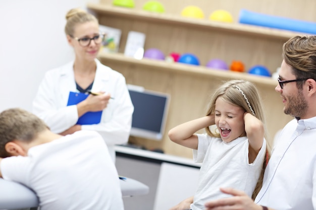 Foto kinderpsychologe, der mit der familie im büro arbeitet