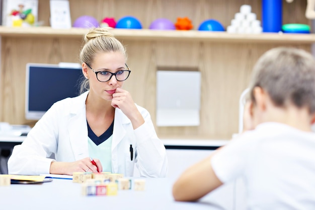 Kinderpsychologe, der mit Jungen im Büro arbeitet