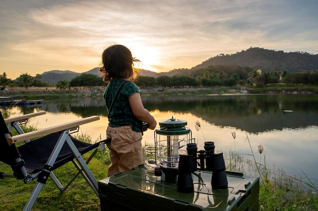 Kinderreisen und Camping im Naturpark. Familienaktivitäten im Freien und Reiselebensstil im Urlaub.