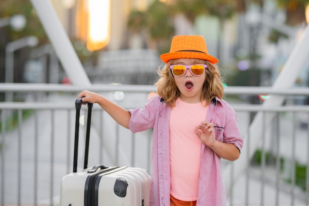 Kinderreisender Tourist in Sommerkleidung hat am Wochenende Reisen ins Ausland