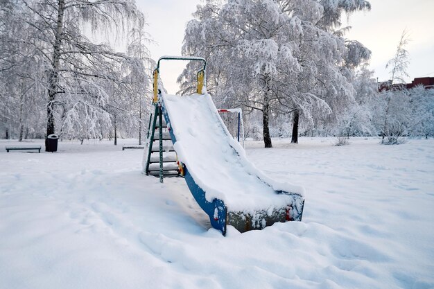 Kinderrutsche im mit Schnee bedeckten Park