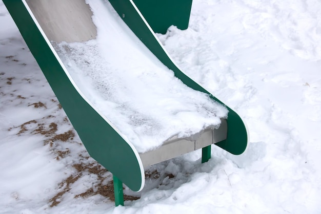 Kinderrutsche im Schnee aus nächster Nähe