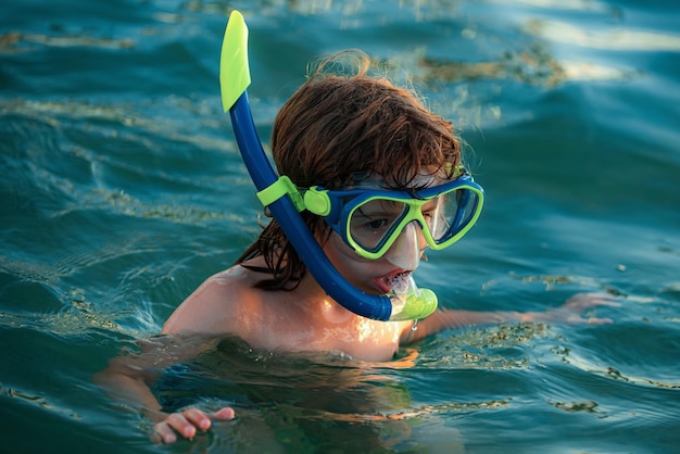 Kinderschnorcheln im Ozeantauchkonzept Kind taucht in die Sommerferien für Extremsportkinder im Wasser ein