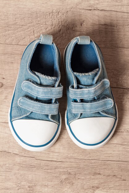 Kinderschuhe von blauer Farbe