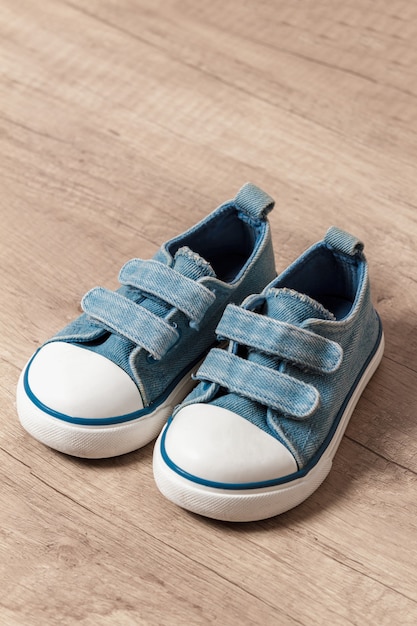 Kinderschuhe von blauer Farbe