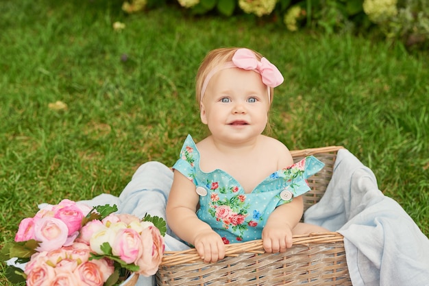 Kinderschutztag, Baby im Park sitzt in einem Korb auf einem Sommerpicknick