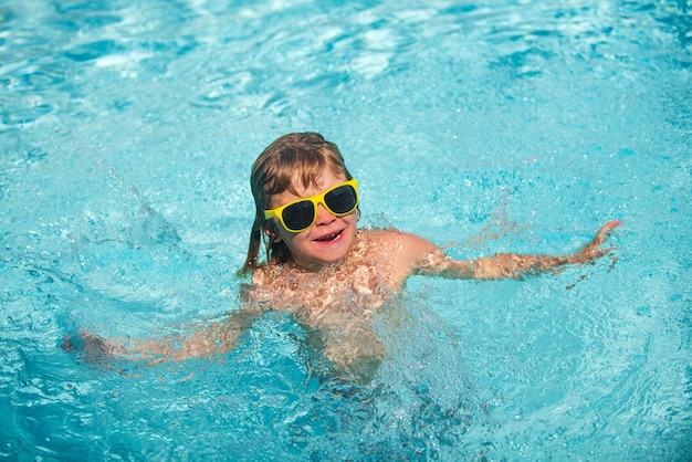 Kinderschwimmen im Meer oder Schwimmbad