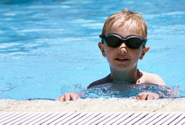 Kinderschwimmen im Pool mit Schutzbrillen