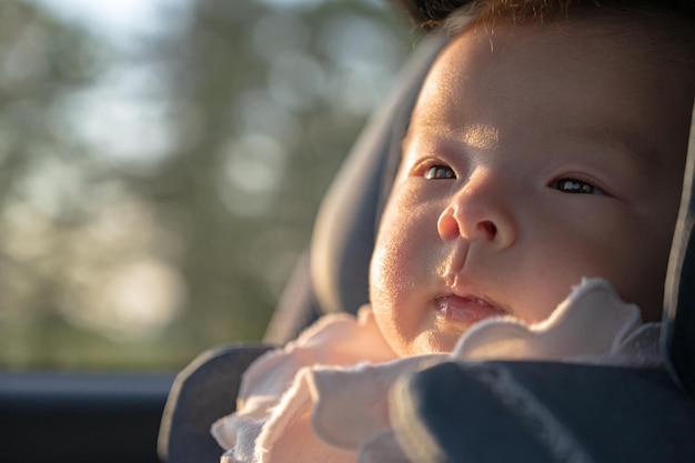 Kindersitz und Baby und Sonnenuntergang