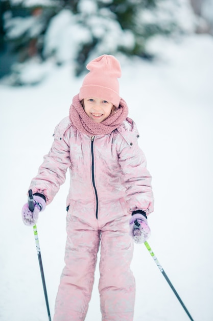 Kinderskifahren in den Bergen. Wintersport für Kinder.