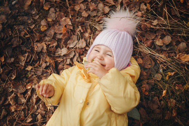 Kinderspaß im Wald. Herbst Park. Mode, Accessoires, Spaziergänge im Freien