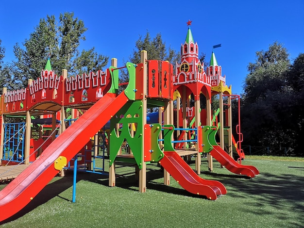 Kinderspielplatz im Park. bunter Spielplatz im Freien mit roten Türmen und Uhren