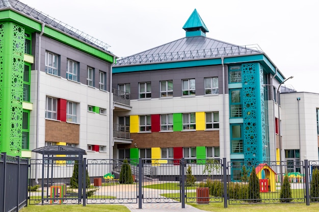 Kinderspielplatz in einem kindergarten oder park helle, moderne outdoor-spielgeräte für kinder