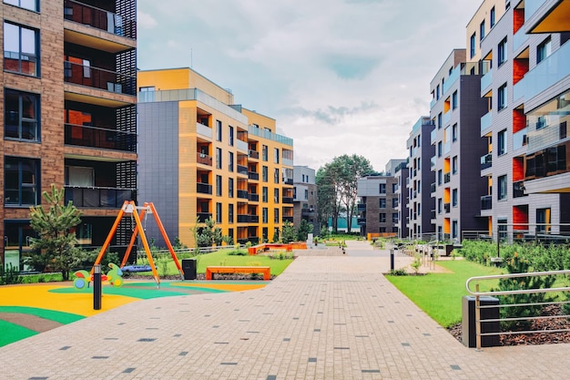 Kinderspielplatz mit europäischem modernem Komplex von Wohnungswohngebäuden Viertel. Mit Außenanlagen.