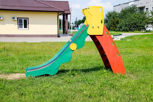 Kinderspielplatz, Schaukelkarussell und Rutsche