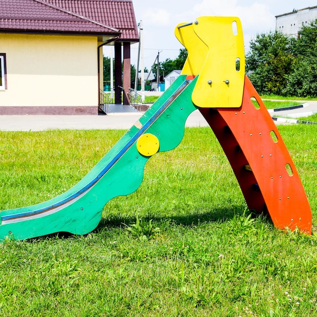 Kinderspielplatz Schaukelkarussell und Rutsche