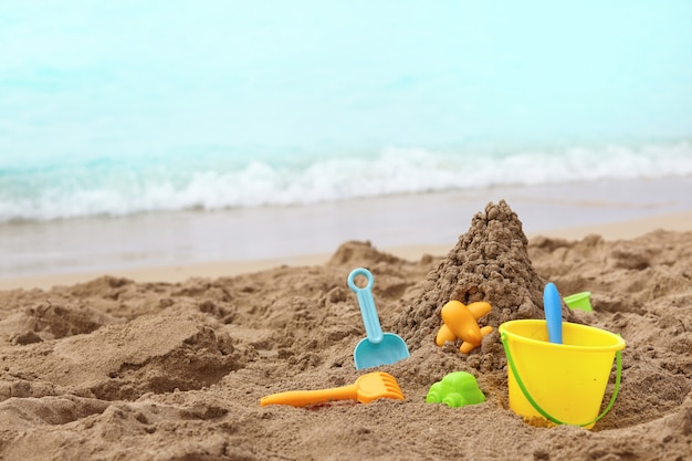 Kinderspielzeug an einem Sandstrand