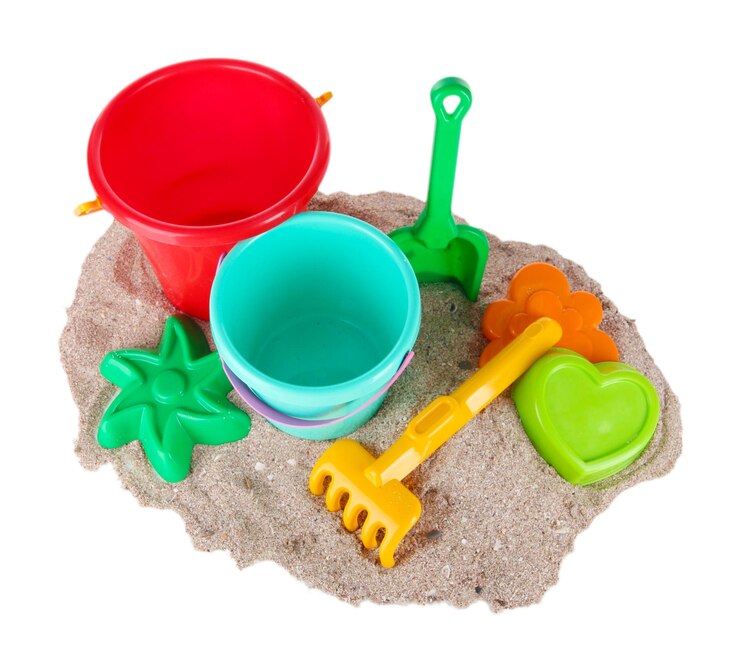 Foto kinderspielzeug auf sand, isoliert auf weiss