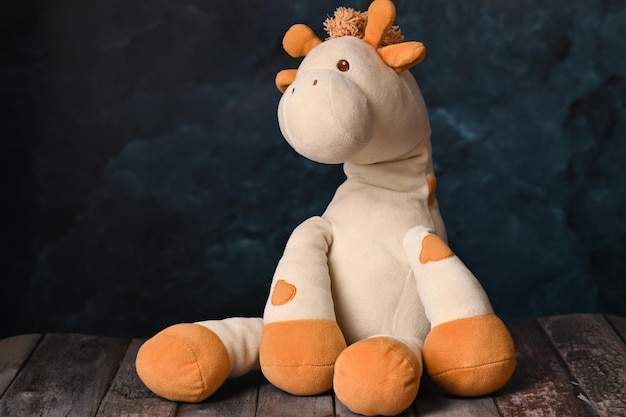 Kinderspielzeug-Fotosession mit einer Giraffe als Model