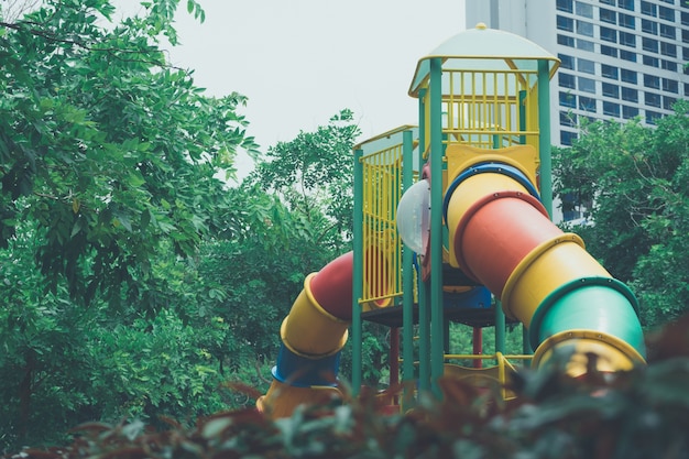 Kinderspielzeug in Gartenbäumen