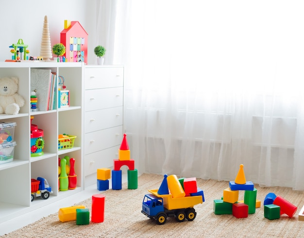 Kinderspielzimmer mit bunten Lernblöcken aus Kunststoff. Spielboden für Kindergarten im Vorschulalter. Innen Kinderzimmer. Freiraum. Hintergrundmodell