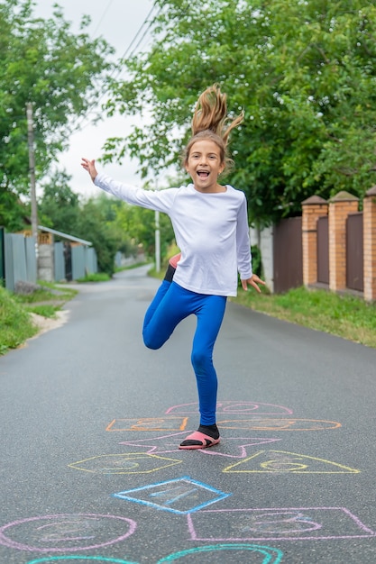 Kinderspringen Klassiker auf der Straße. Selektiver Fokus.