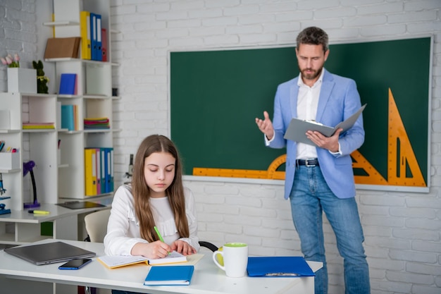 Kinderstudium im Klassenzimmer mit selektivem Fokus des Lehrers