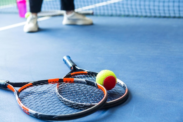 Kindertennisball und Tennisschläger auf dem Tennisplatz Horizontales Foto