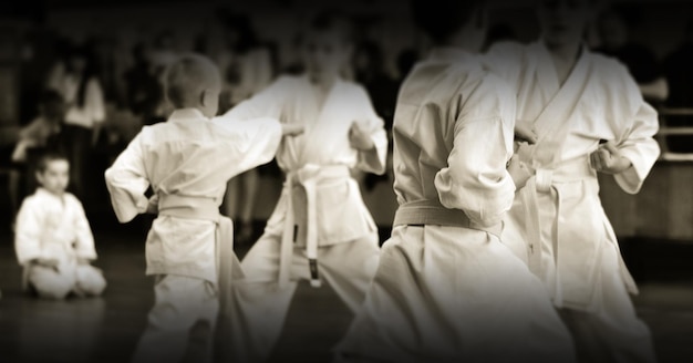 Kindertraining auf Karatedo Banner mit Platz für Text Für Webseiten oder Werbedruck Foto ohne Gesichter von hinten