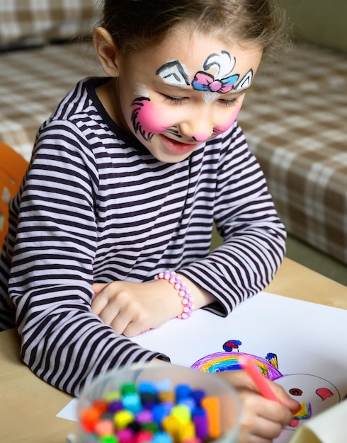 Kinderzeichnung mit Gefühl und Inspiration zu Hause