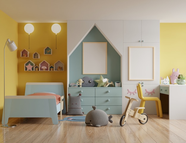 Kinderzimmer mit Dachhaus und gelben Wänden / Modellplakatrahmen im Kinderzimmer