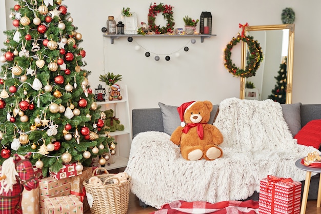 Kinderzimmer. Weihnachtsinnenraum des Kinderzimmers. Neujahrsdekor und Baum im Kinderspielzimmer