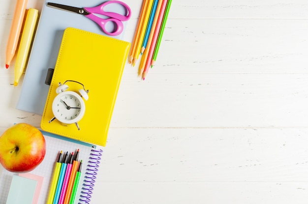 Kinderzubehör für Lernkreativität und Bürobedarf auf weißem Holzhintergrund Zurück zum Schulkonzept Kopierbereich