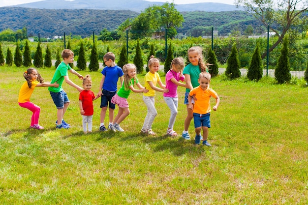 Kinderzug fährt. Kinder haben Spaß im Freien, Freundschaft und Teamarbeit