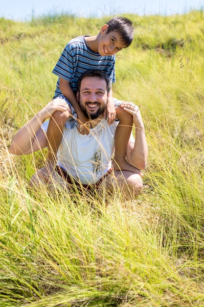 Foto kindheit im sommerurlaub mit papa genießen