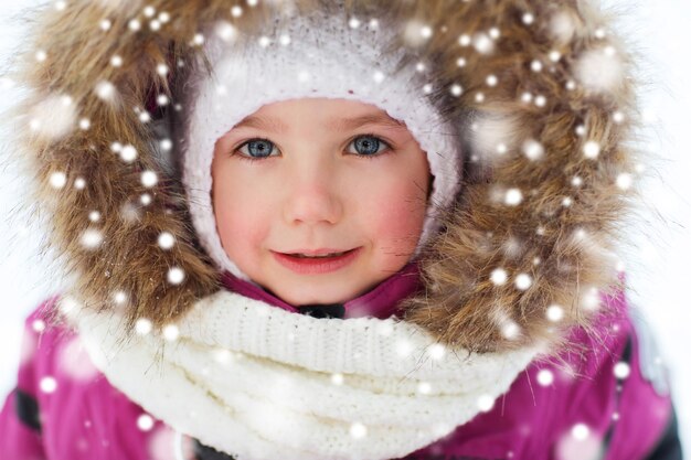 kindheit, mode, saison und personenkonzept - gesicht eines glücklichen kleinen kindes oder mädchens in winterkleidung