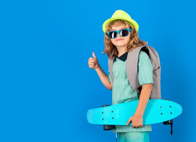 Kindheit Nettes Kind mit Skateboard auf farbigem, isoaltem Hintergrund Lustiger Junge, stylischer Skater