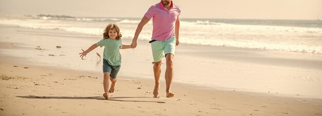 Kindheit und Elternschaft beschnittener Vater und Sohn, die auf Familienreise am Sommerstrand laufen