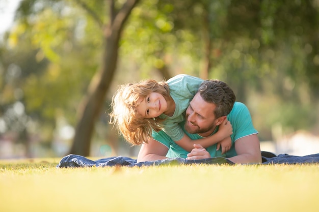 Kindheit und Elternschaft Kinderkonzept glücklicher Vater und Sohn, die zusammen im Freien spielen