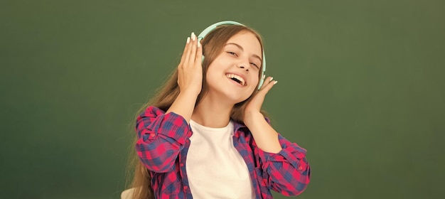 Kindheitsentwicklung Kind in modernen Kopfhörern Online-Bildung zurück zur Schule