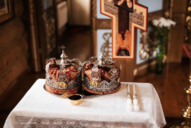 KINESHMA RUSIA 12 DE JUNIO DE 2020 Coronas para una ceremonia de boda ortodoxa en la iglesia