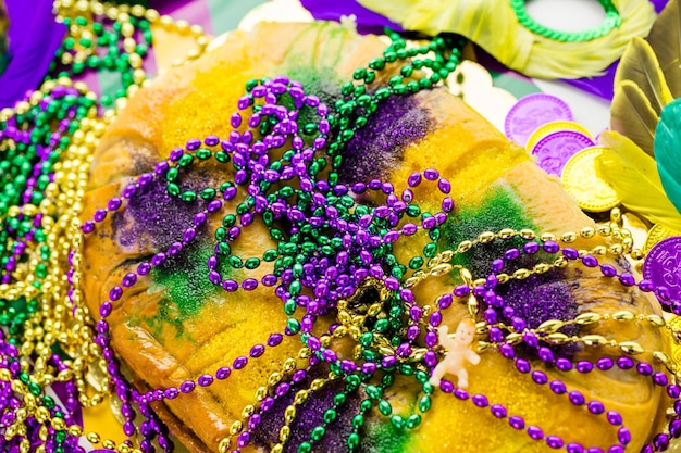 King Cake de queso recién horneado para celebrar el Mardi Gras.