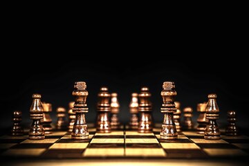 King chess fica em conceitos de tabuleiro de xadrez de desafio de  competição de equipe de negócios líder ou voluntário de trabalho em equipe  ou plano estratégico de vitória e liderança e