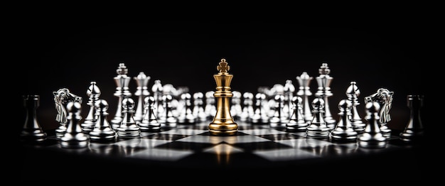 King chess fica em conceitos de tabuleiro de xadrez de desafio de  competição de equipe de negócios líder ou voluntário de trabalho em equipe  ou plano estratégico de vitória e liderança e