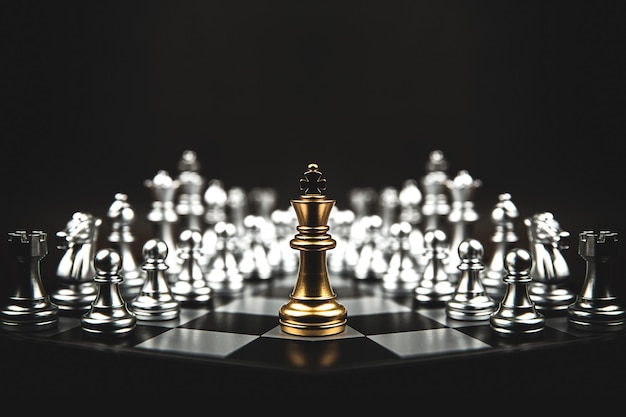 King chess fica em conceitos de tabuleiro de xadrez de desafio de competição de equipe de negócios líder ou voluntário de trabalho em equipe ou plano estratégico de vitória e liderança e gerenciamento de riscos ou jogador de equipe