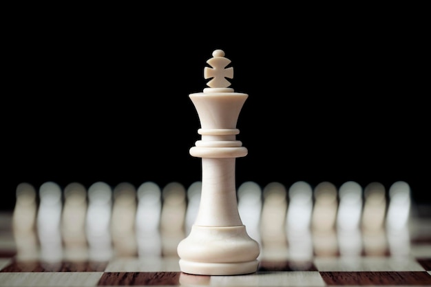 King in battle schachspiel steht auf brettspielführung und geschäftsvision für einen gewinn im geschäft geschäftsführungskonzept