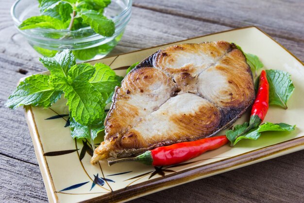 King-Makrelsteak auf Holz-Hintergrund gebratener Fisch