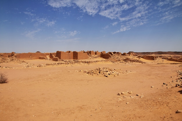 Kingdom Kush - die Ruinen des Tempels in der Wüste Sahara im Sudan